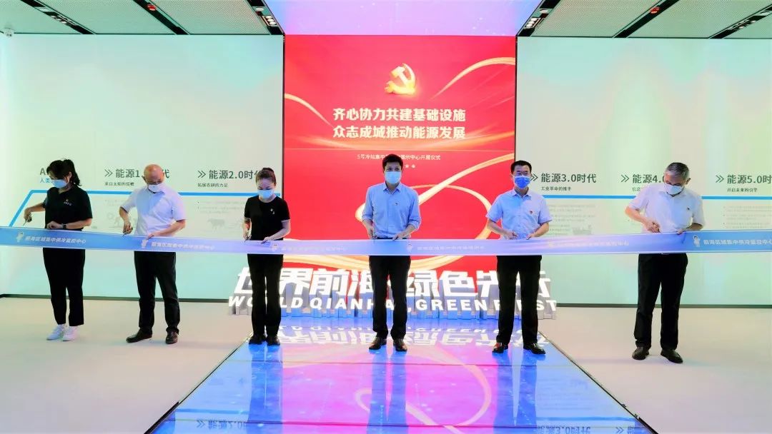 項目主要負責(zé)人在熱烈掌聲中剪下彩帶